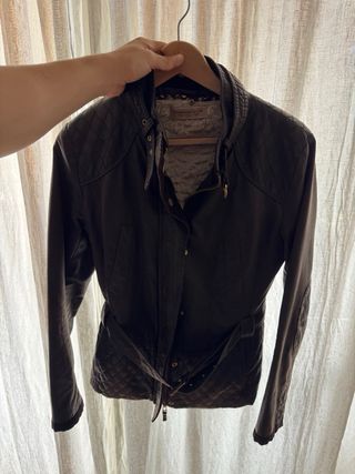 Chaqueta Stradivarius marrón con cinturón