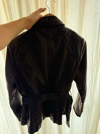 Chaqueta Stradivarius marrón con cinturón