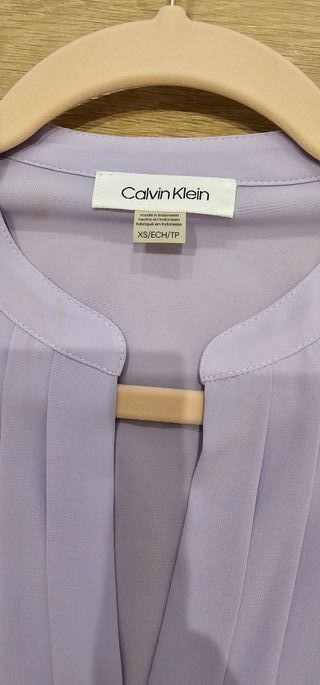 Blusa Calvin Klein Morada. Talla XS. Nueva