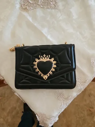 Bolso negro con corazón dorado