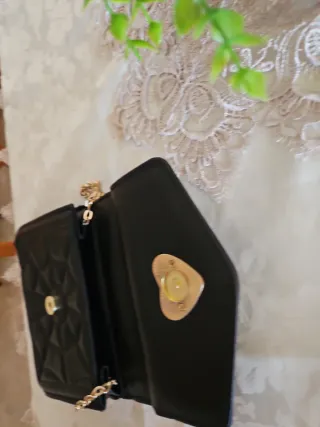 Bolso negro con corazón dorado