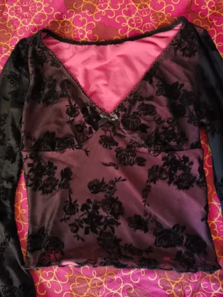 Blusa gótica negra y granate
