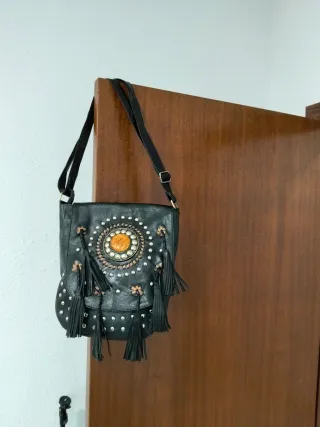 Bolso negro con detalles dorados