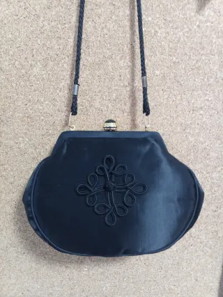 Bolso de mano vintage negro
De satén 