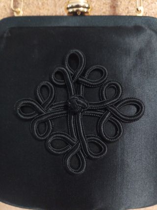 Bolso de mano vintage negro
De satén 