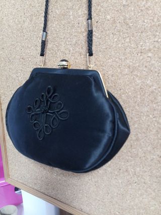Bolso de mano vintage negro
De satén 