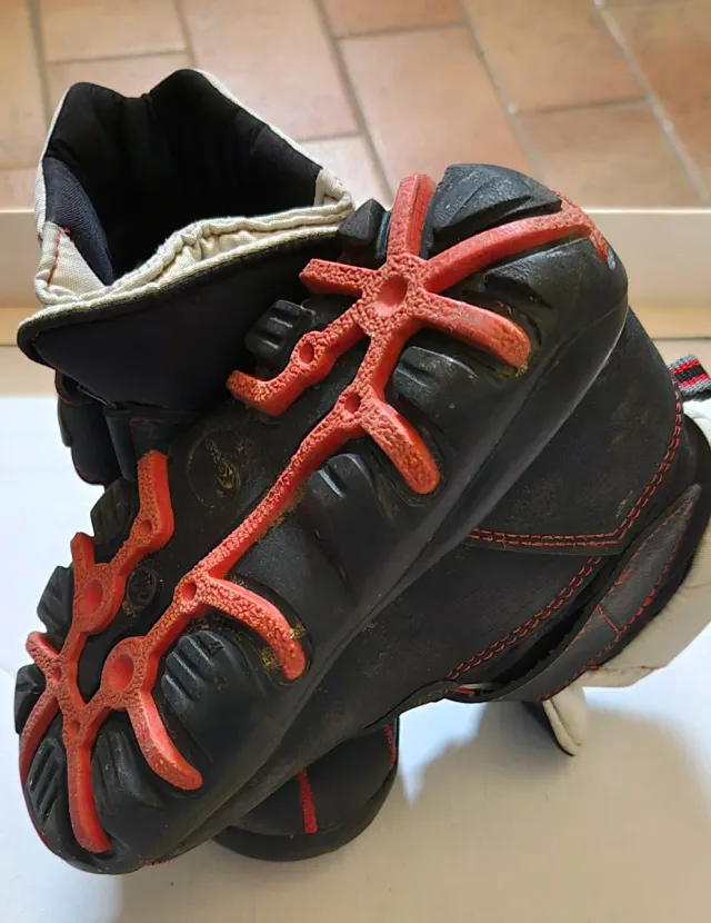 Scarponcini bimbo neri con cuciture rosse n. 27