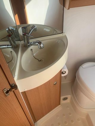 Autocaravana capuchina  Knaus, cabina Renault