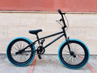 Bici BMX Avasta Negra Ruedas Azules
