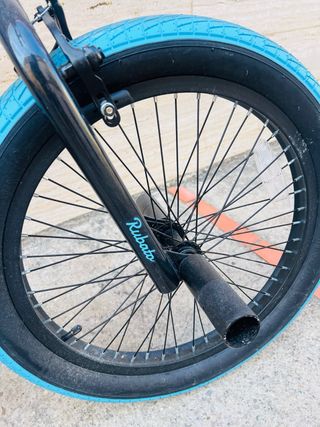 Bici BMX Avasta Negra Ruedas Azules
