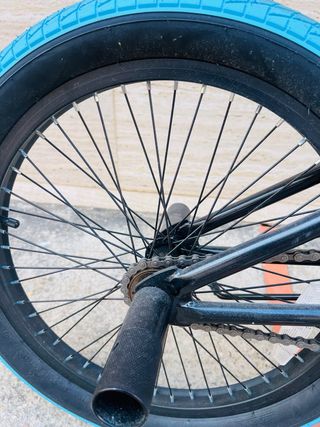 Bici BMX Avasta Negra Ruedas Azules