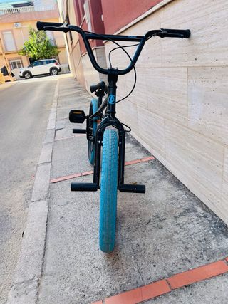 Bici BMX Avasta Negra Ruedas Azules