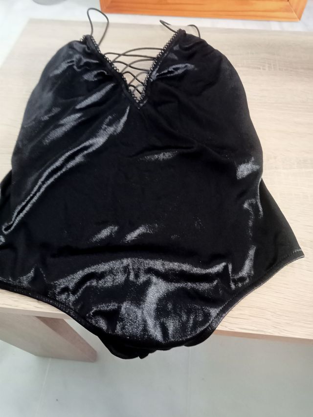 Body negro con encaje y tiras