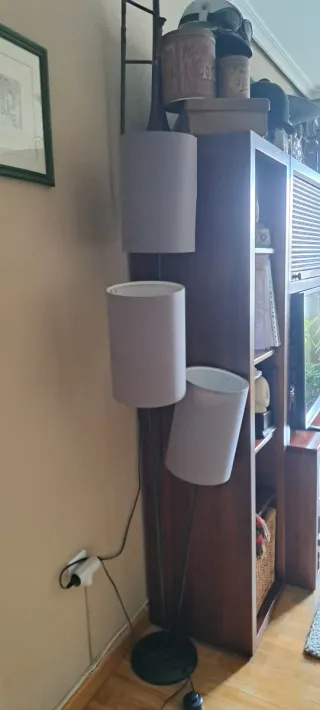 Lámpara metálica de pie moderna