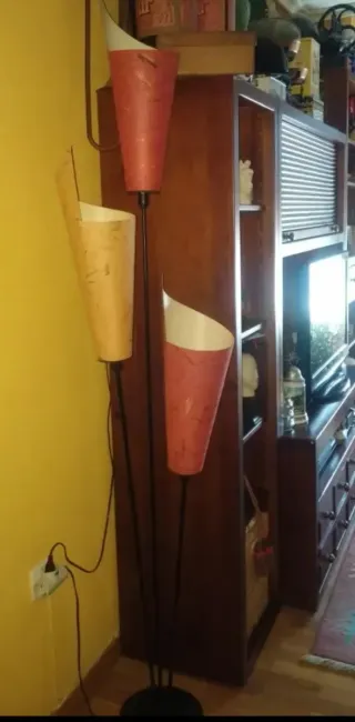 Lámpara metálica de pie moderna