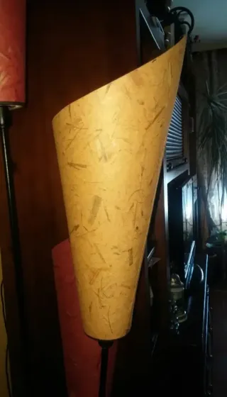 Lámpara metálica de pie moderna