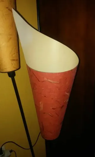 Lámpara metálica de pie moderna