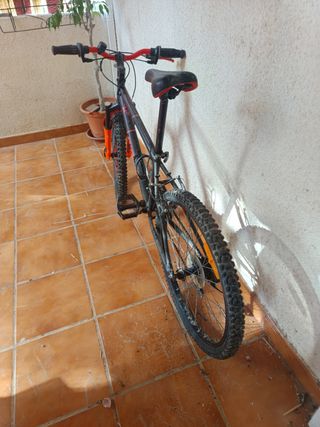 Bicicleta Montaña Negra y Naranja