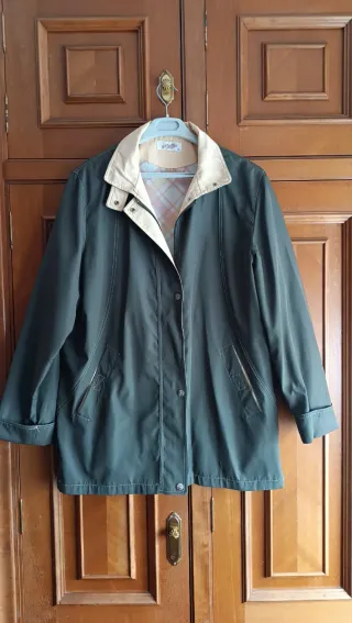 Parka verde y beige