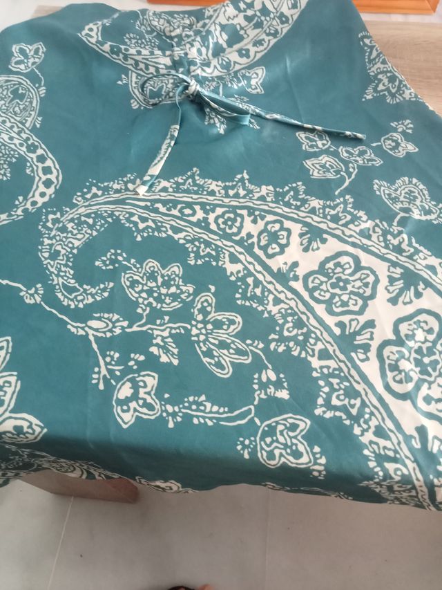 Vestido corto verde azulado con estampado