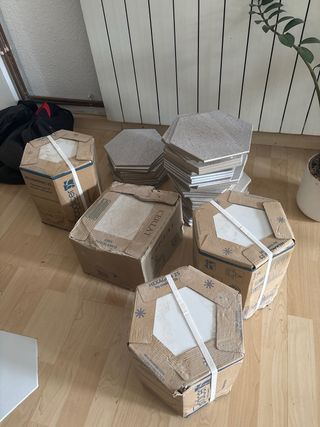 Baldosas de cerámica hexagonales grises y blancas