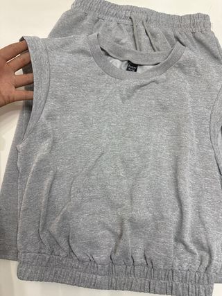 Conjunto sport falda y top gris. talla 36/38.