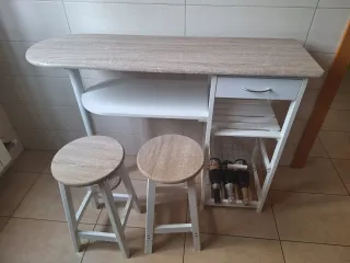 Mesa auxiliar cocina con taburetes