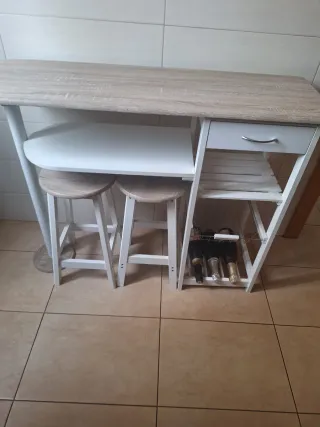 Mesa auxiliar cocina con taburetes