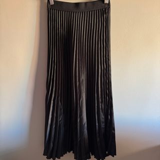 Falda plisada satinada negra Talla S