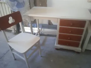 Escritorio y silla de madera