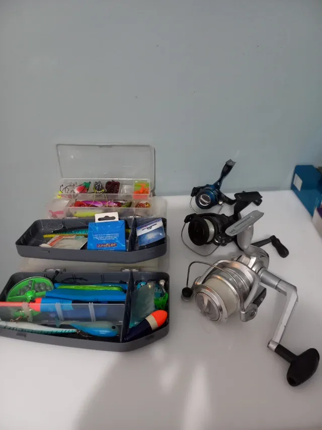 Accesorios de pesca: carretes y señuelos