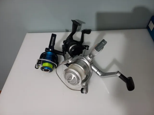 Accesorios de pesca: carretes y señuelos