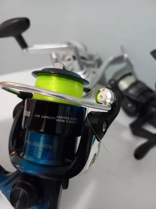 Accesorios de pesca: carretes y señuelos