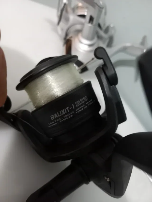 Accesorios de pesca: carretes y señuelos