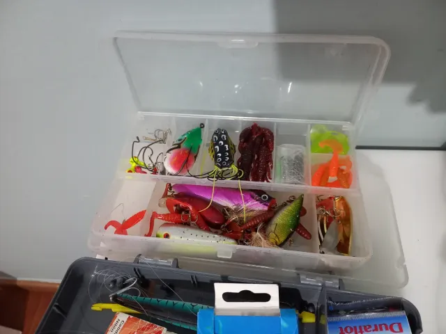 Accesorios de pesca: carretes y señuelos