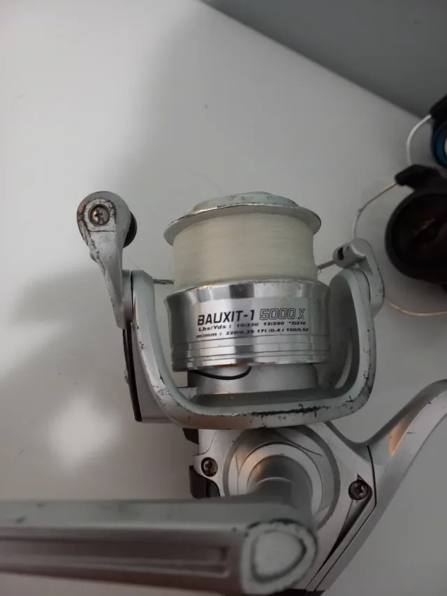 Accesorios de pesca: carretes y señuelos