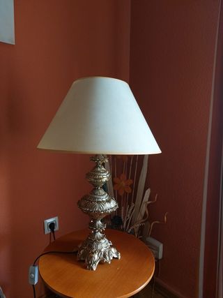 Lámpara de mesa dorada y beige