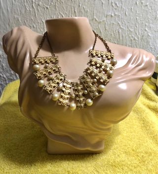 Gargantilla de bisutería dorada con perlas