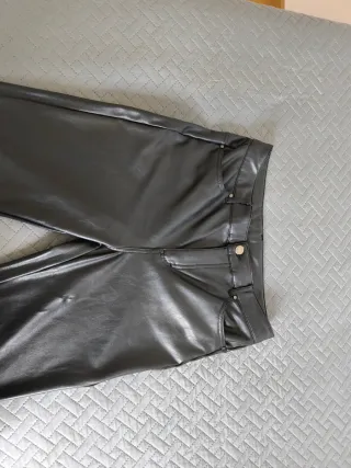 Pantalón efecto piel Calzedonia