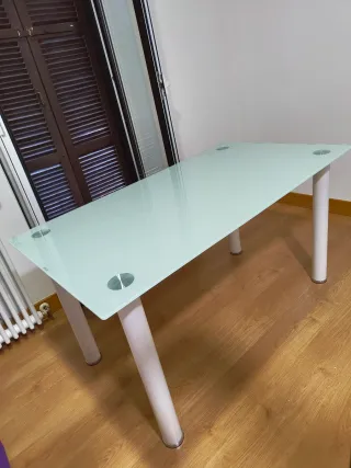 Mesa de comedor de cristal y metal