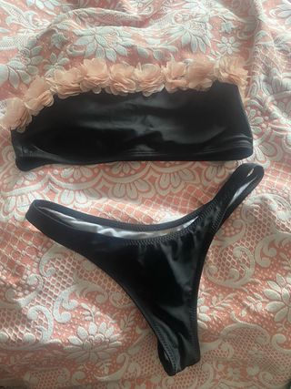Bikini negro con flores rosas