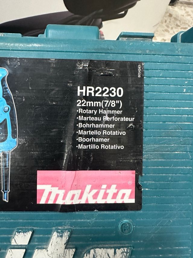 Taladro percutor Makita con maletín Mod:HR2230