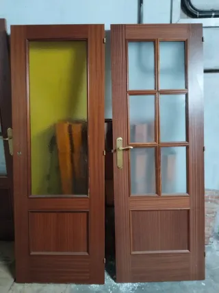 Dos puertas de madera con cristal