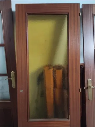 Dos puertas de madera con cristal