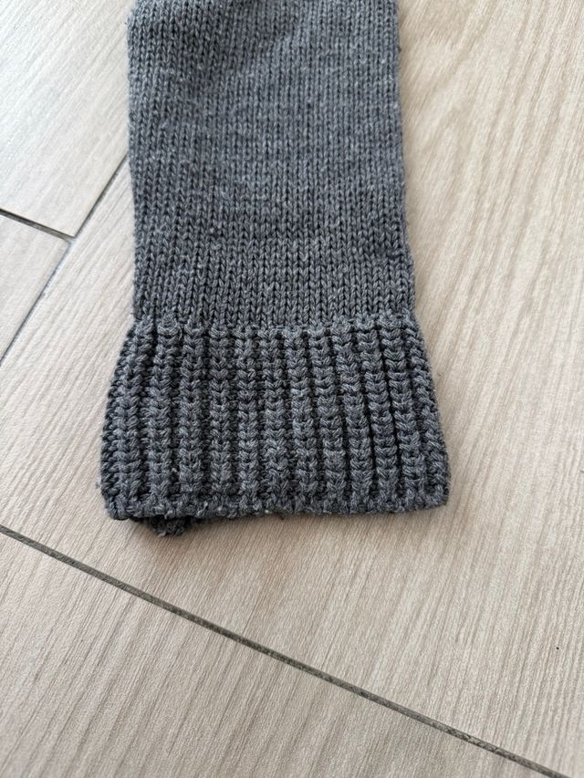 Maglione grigio con bottoni