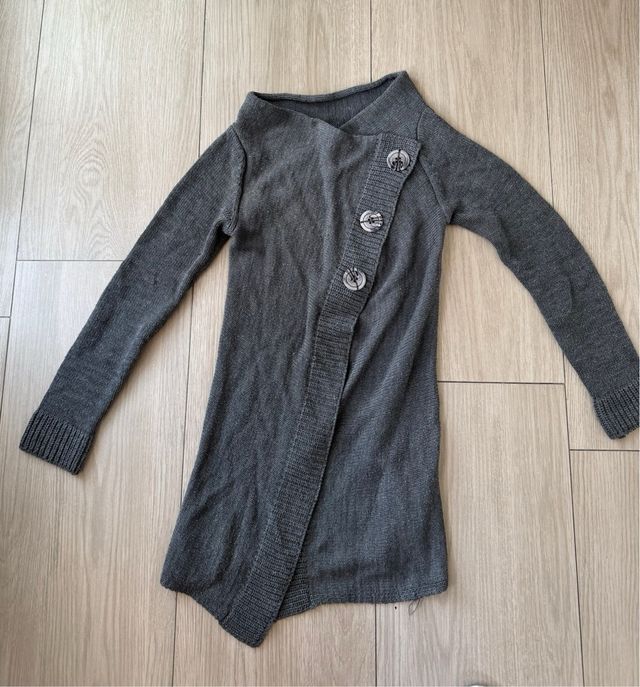 Maglione grigio con bottoni