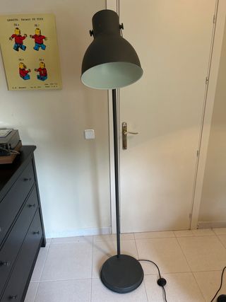 Lámpara de pie Ikea gris