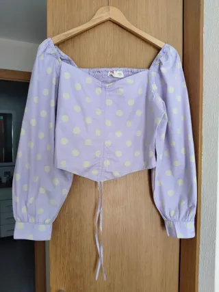 Blusa morada con topos beige