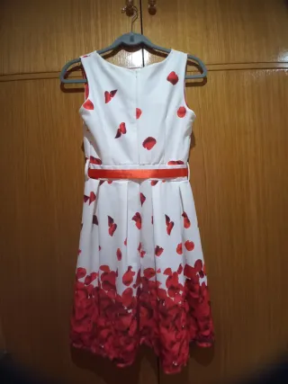 Vestido blanco con pétalos rojos con chaqueta 