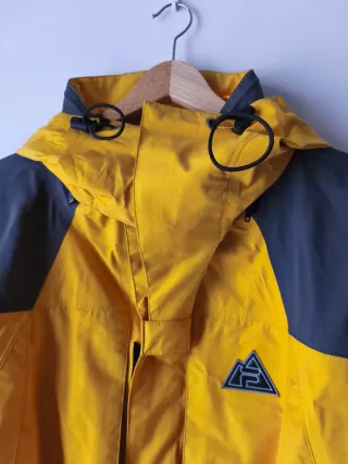 Chaqueta chubasquero marca Fila. Gore-Tex. 